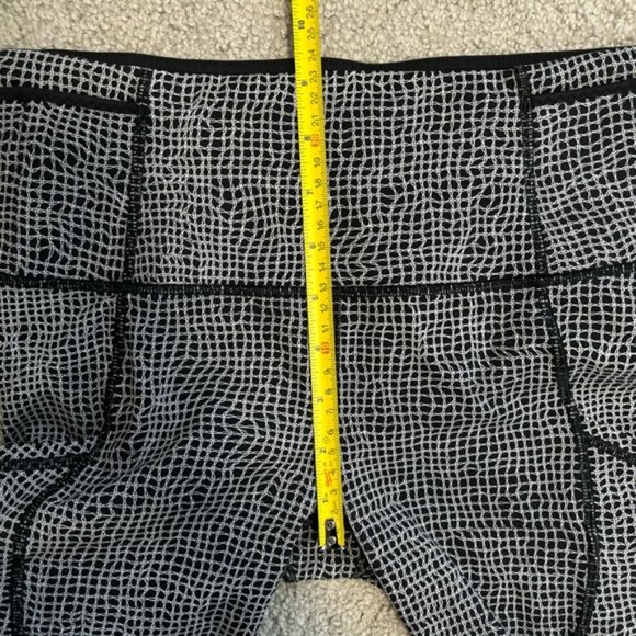 Lululemon Outrun Tight Fall Net White Black Side Pocket Workout Ankle Crop - Picture 15 of 16